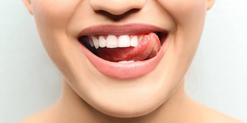 Lächeln oder Zähne zeigen - Frau die lächelt 