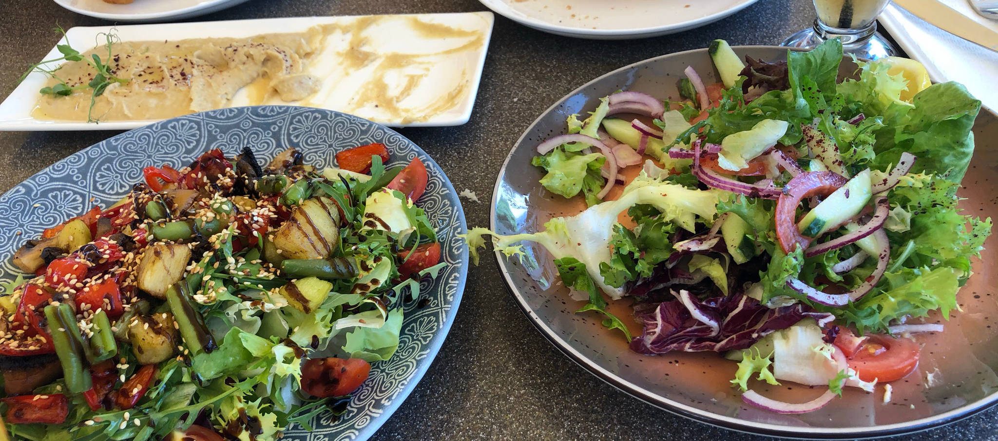 Veganer Salat und Hummus in einem georgischen Restaurant in der Ukraine