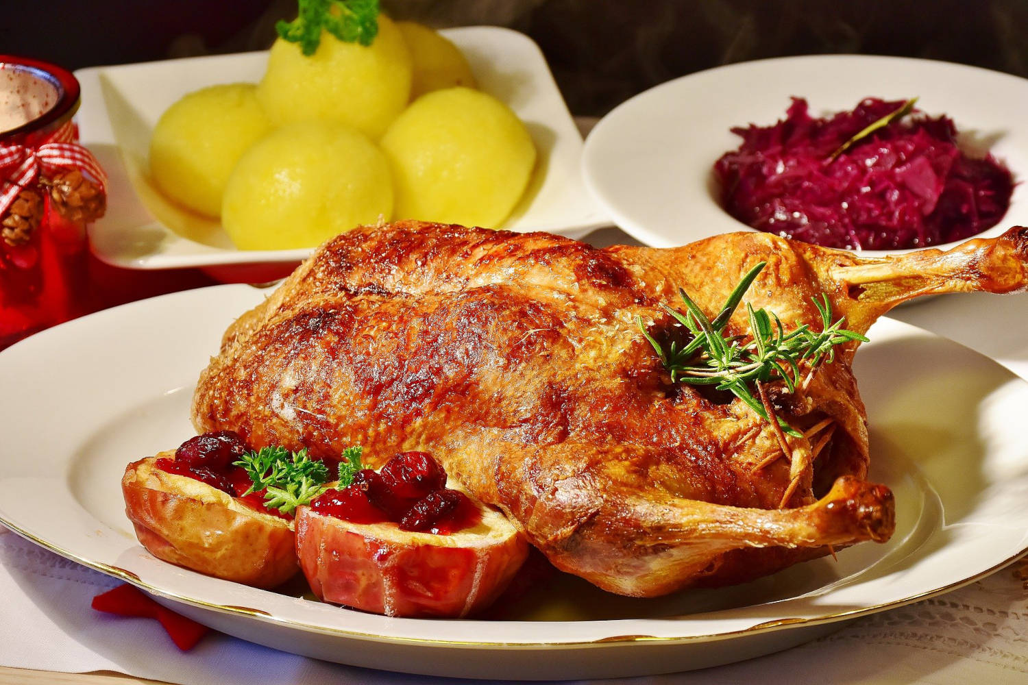 Üppiges Weihnachtsessen mit gebratener Gans und Rotkohl