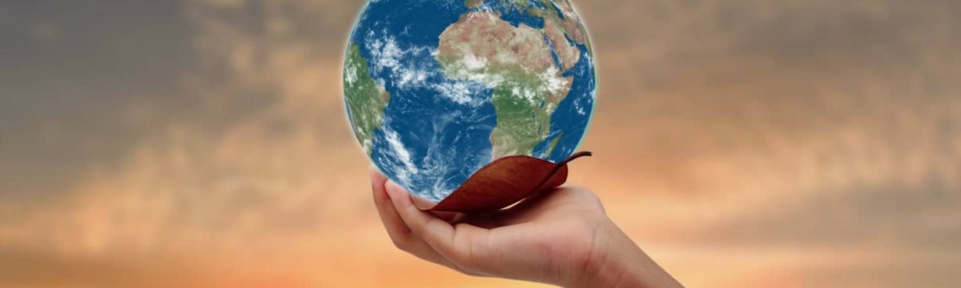 Symbolbild Planet Erde auf der Hand getragen